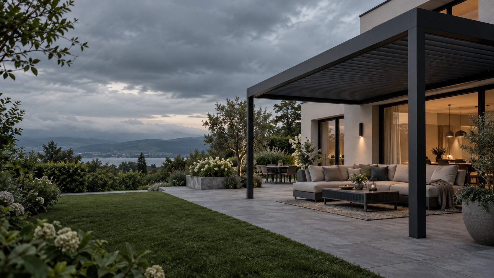 Eine moderne Pergola in einem grünen Garten unter einem wolkigen Himmel